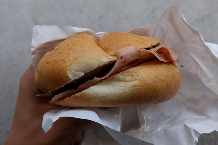 Schräge Wurstsemmel