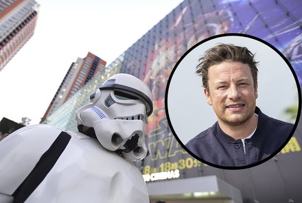 Jamie Oliver neben einem Stormtrooper aus Star Wars