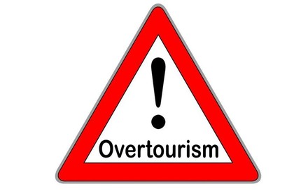 Warnschild vor „Overtourism“