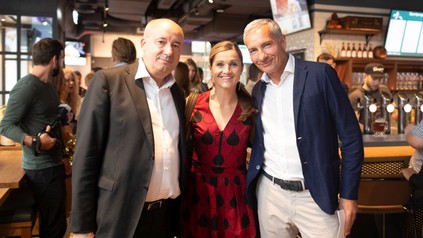 Elisabeth Görgl (m.), Hoteldirektor Dieter Fenz (l.) und Moderator Rainer Pariasek (r.)