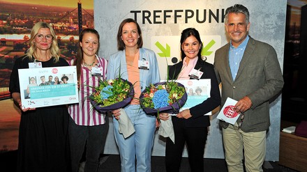 Die strahlenden Gewinnerinnen der IHA-DHA-Stipendien Tanja Nißlein (Mitte) und Franziska Pfaff (2. von rechts) zusammen mit Anja Eigen (links) und Sarah Wankelmann (2. von links), beide DHA, sowie Otto Lindner (IHA). (Foto: © Jürgen Markus)
Die strahlenden Gewinnerinnen der IHA-DHA-Stipendien Tanja Nißlein (Mitte) und Franziska Pfaff (2. von rechts) zusammen mit Anja Eigen (links) und Sarah Wankelmann (2. von links), beide DHA, sowie Otto Lindner (IHA). (Foto: © Jürgen Markus)
