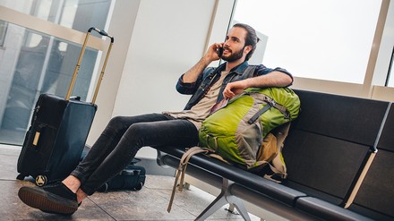 Urlauber mit Gepäck am Flughafen