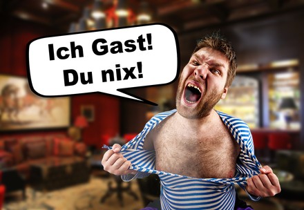 Mann der sich das Hemd zerreißt und schreit