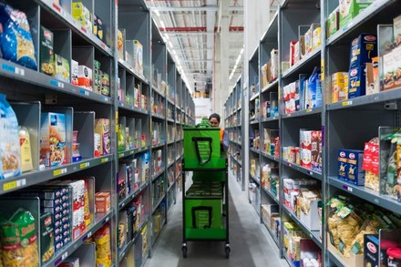 Amazon Fresh Mitarbeiterin in Lager