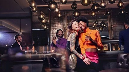 Zwei Frauen und zwei Männer in einer Bar