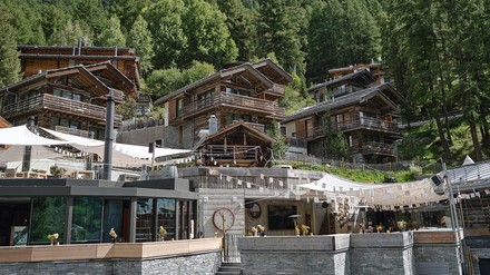 Das Cervo Mountain Resort in Zermatt will mit dem Pilotprojekt „Beyond Talent“ dem Fachkräftemangel entgegentreten. (Foto: © Steve Herud)
Cervo Mountain Resort in Zermatt