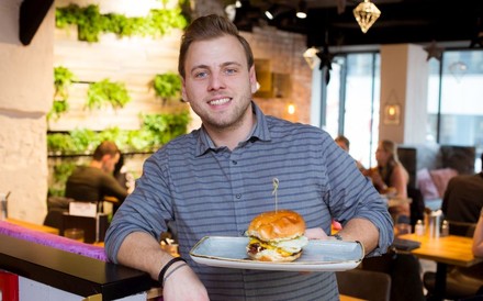 Lukas Tauber mit einem Burger