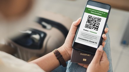 Handy mit geöffnetem Impfnachweis