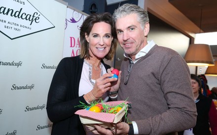 Kathi Stump und Alex Beza beim Eierpeck-Wettbewerb