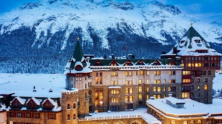 Das „Le Restaurant“ im Badrutt’s Palace Hotel wurde vom Gault&Millau Schweiz mit 15 Punkten ausgezeichnet. (Foto: © Badrutt’s Palace Hotel)
Außenansicht des Badrutts Palace im Winter