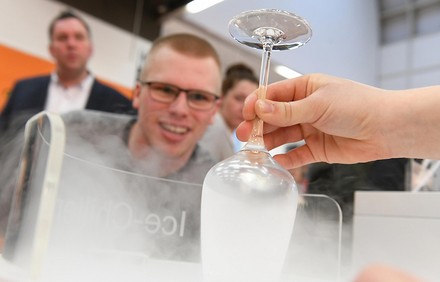 Ein Mann mit einem Glas aus Eis in der Hand