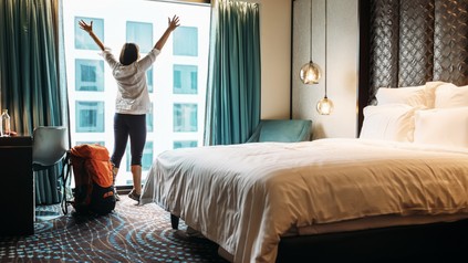 Frau in Hotelzimmer
