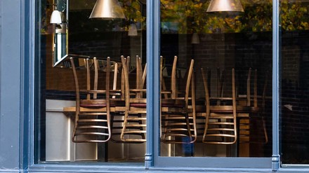 Blick in ein Restaurant in dem sämtliche Stühle bereits hochgestellt sind