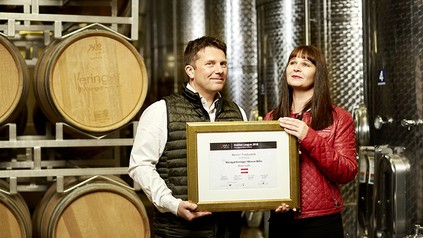 Robert und Marietta Keringer mit der Siegesurkunde im Fass und Tankkeller. Robert und Marietta Keringer sind zum 5 Mal Golden League Sieger.
