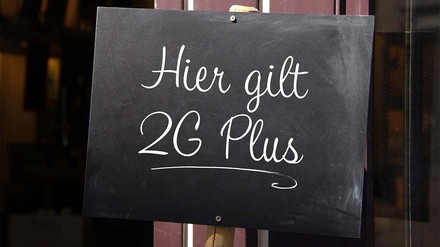 SChild an der Eingangstür: Hier gilt 2G-plus