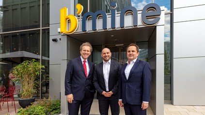 v. l. n. r.: Johannes Kauka (CarLoft Development), Matthias Beinlich (b'mine) und Jörg Guderian (Fraport) freuen sich über die Eröffnung des ersten Hotels unter der Marke b’mine. (Foto: © Alexander Huber)
