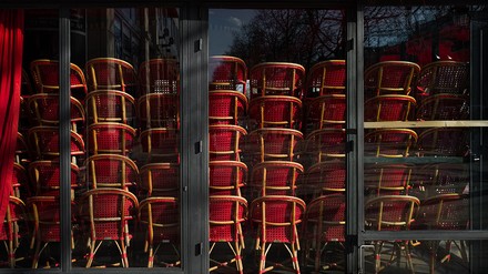 geschlossenes Restaurant von außen mit gestapelten Stühlen im Inneren