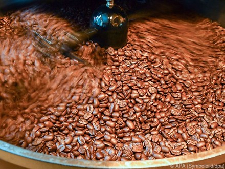 Kaffeebohnen in Maschine