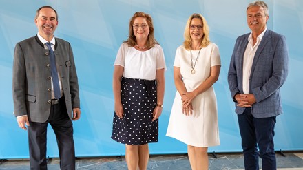 Wirtschaftsminister Hubert Aiwanger; Daniela Leipelt, Bad Füssing; Barbara Radomski, Bayern Tourismus Marketing GmbH und Prof. Alfred Bauer, Bayerisches Zentrum für Tourismus (Foto: © StMWi/ E. Neureuther)