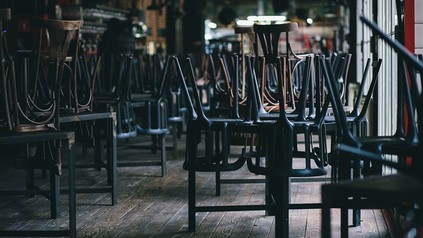 gestapelte Stühle in einem leeren Restaurant