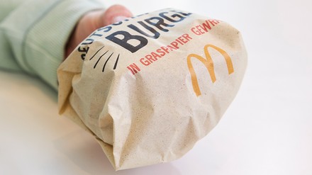 McDonald’s Burger in Graspapier verpackt