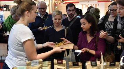 FOOD & LIFE Ausstellerin serviert Essen