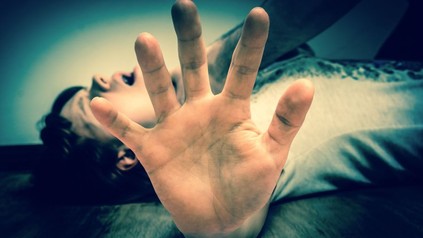 Person liegt auf dem Boden und wird erwürgt