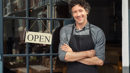 Nach den ersten Öffnungen ziehen Hessens Gastronomen eine positive Bilanz. (Foto: © iStockphoto)
Gastronm steht an der Eingangstüre zum Lokal