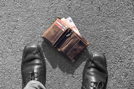 Geldbörse auf der Straße