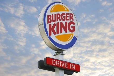 Wo einstmals Whopper ausgegeben wurden, können sich nun Autofahrer auf Corona testen lassen. (© Birgit Reitz-Hofmann/stock.adobe.com)
Ein Drive-in von Burger King