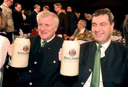 Horst Seehofer und Markus Söder mit Bierkrügen in der Hand