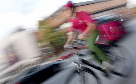 Ein Radfahrer von einem Lieferdienst