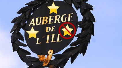 Hängeschild eines berühmten Restaurants "Auberge de L'ILL", Illhäusern, Elsass,
