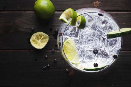 Gin Tonic Glas mit Eis, Gurke und Limette