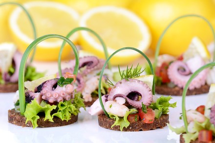 Dekorative Partyhäppchen mit Oktopus