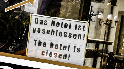 Schild mit der Aufschrift "Das Hotel ist geschlossen!"