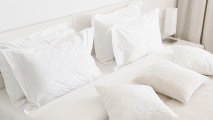 Nahaufnahme eines leeren Hotelbettes