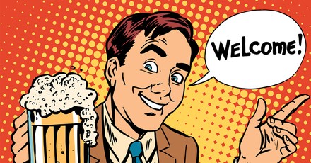 (© studiostoks/Fotolia)
Zeichnung Mann hält Bierkrug und sagt „welcome!“