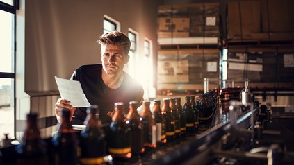 Brauer überwacht seine Flaschenabfüllung