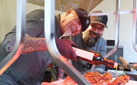 Hochwertige Produkte bei Lebensmitteln, Zutaten und Geräten stehen 2019 im Fokus des Verbrauchers. Auf dem Grill & BBQ Court werden diesbezüglich wieder viele Neuheiten zu entdecken sein. (© Hamburg Messe und Congress/ Michael Zapf)
Zwei bärtige Männer marinieren ein paar Steaks auf einem Grill