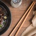 Chinesisches Gericht mit Heuschrecken in einer Pfanne präsentiert