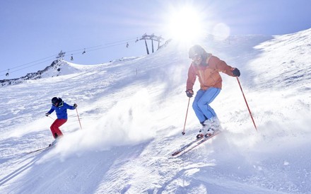 2 Skifahrer auf einer Piste
