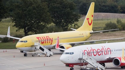 Zwei Flugzeuge am Flughafen