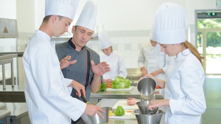 Koch-Azubis in der Küche