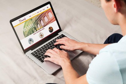 Mann an Laptop Travels