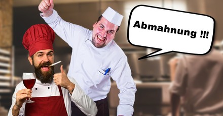 Ein Chefkoch schreit einem Koch „Abmahnung!“ entgegen