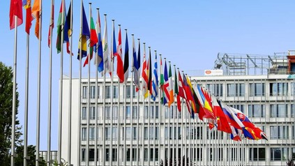 Flaggen der EU-Mitgliedsstaaten an Masten