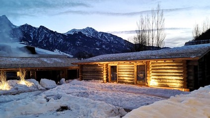 Die Kelo-Sauna und das Kelo-Ruhehaus in der Tamina Therme von außen.