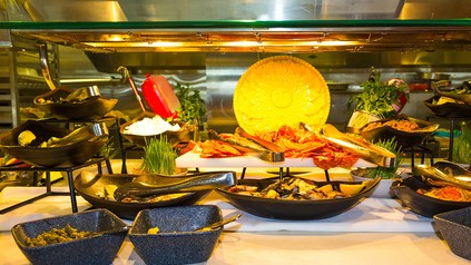 Ein asiatisches Buffet in einem Restuarnat auf einem Kreuzfahrtschiff