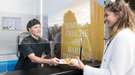Frau holt sich Essen an der Pop-Up-Location
